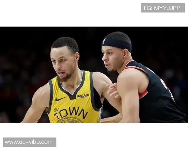 库里父子亲访杜克男篮更衣室斯蒂芬与新星卡梅隆布泽尔同框合影